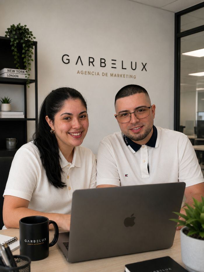 Mathia García y Natalia Beltrán, fundadores de Garbelux, agencia de marketing digital en Barcelona